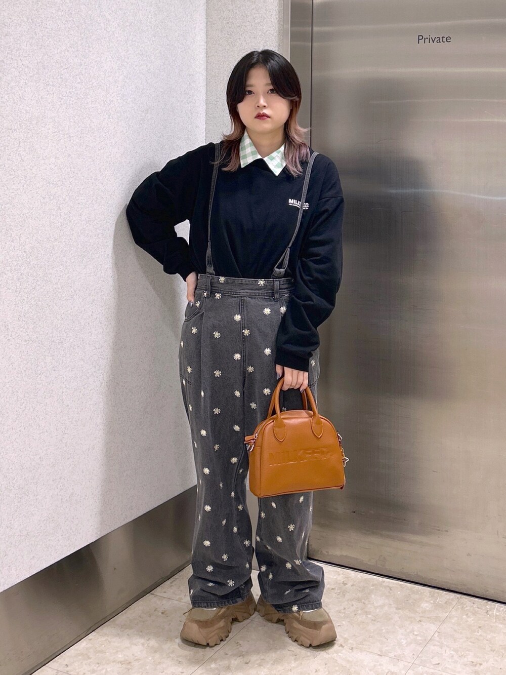 ブラック系のTシャツ/カットソー、グリーン系のシャツ/ブラウス、ブラック系のデニムパンツを着用したレディースの夏コーディネートの2枚目の写真