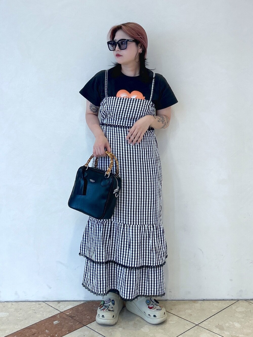 グレー系のTシャツ/カットソー、ブラック系のワンピース、ブラック系のショルダーバッグを着用したレディースの夏コーディネートの3枚目の写真