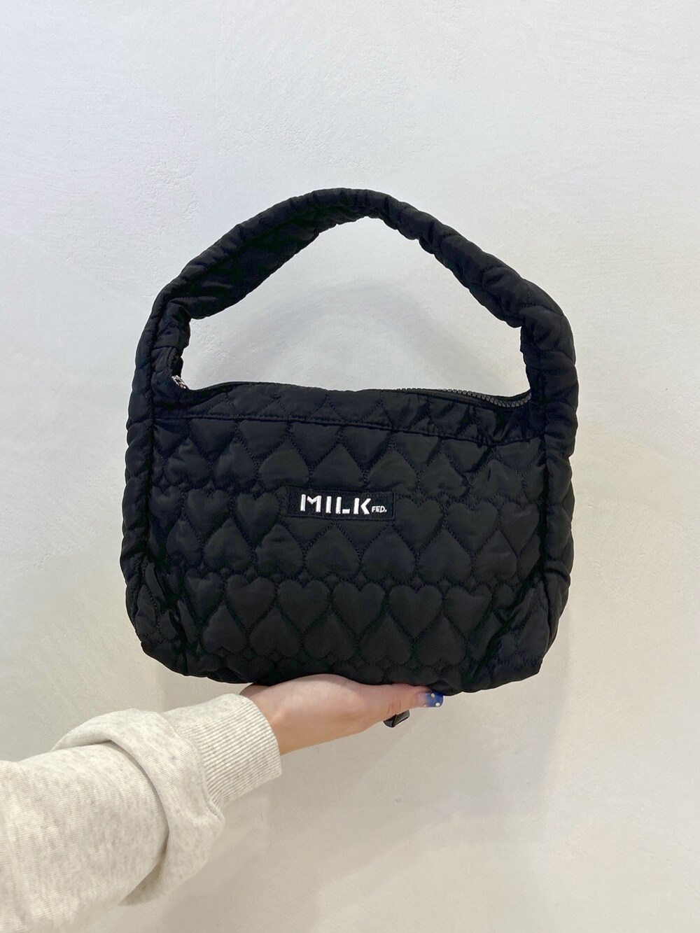 ブルー系のワンピース、ベージュ系のパーカー、ブラック系のTシャツ/カットソーを着用したレディースの夏コーディネートの9枚目の写真