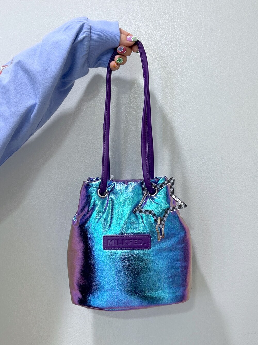 ブラック系のベスト、ブルー系のTシャツ/カットソー、ブラック系のスカートを着用したレディースの冬コーディネートの9枚目の写真