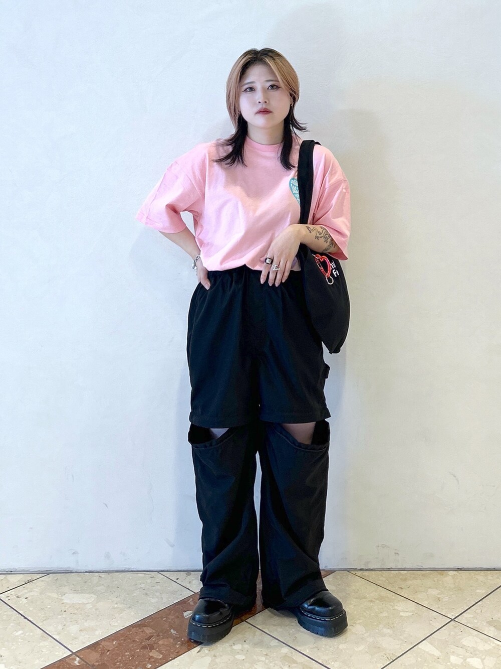 ピンク系のTシャツ/カットソー、ブラック系のその他パンツ、ブラック系のトートバッグを着用したレディースの夏コーディネートの2枚目の写真