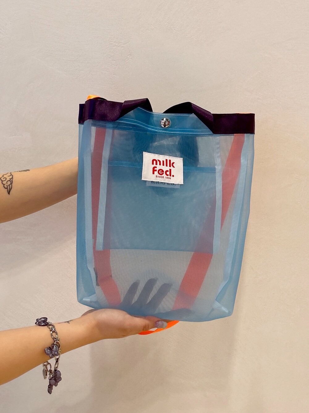 ブラック系のTシャツ/カットソー、グリーン系のその他パンツ、ブルー系のショルダーバッグを着用したレディースの春コーディネートの6枚目の写真