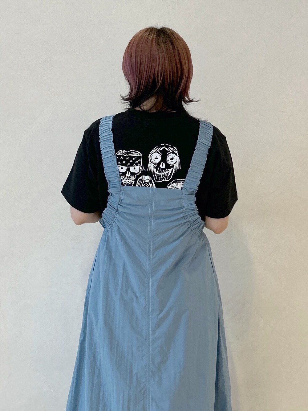 ブラック系のTシャツ/カットソー、ブルー系のワンピース、ブラウン系のショルダーバッグを着用したレディースの夏コーディネートの4枚目の写真