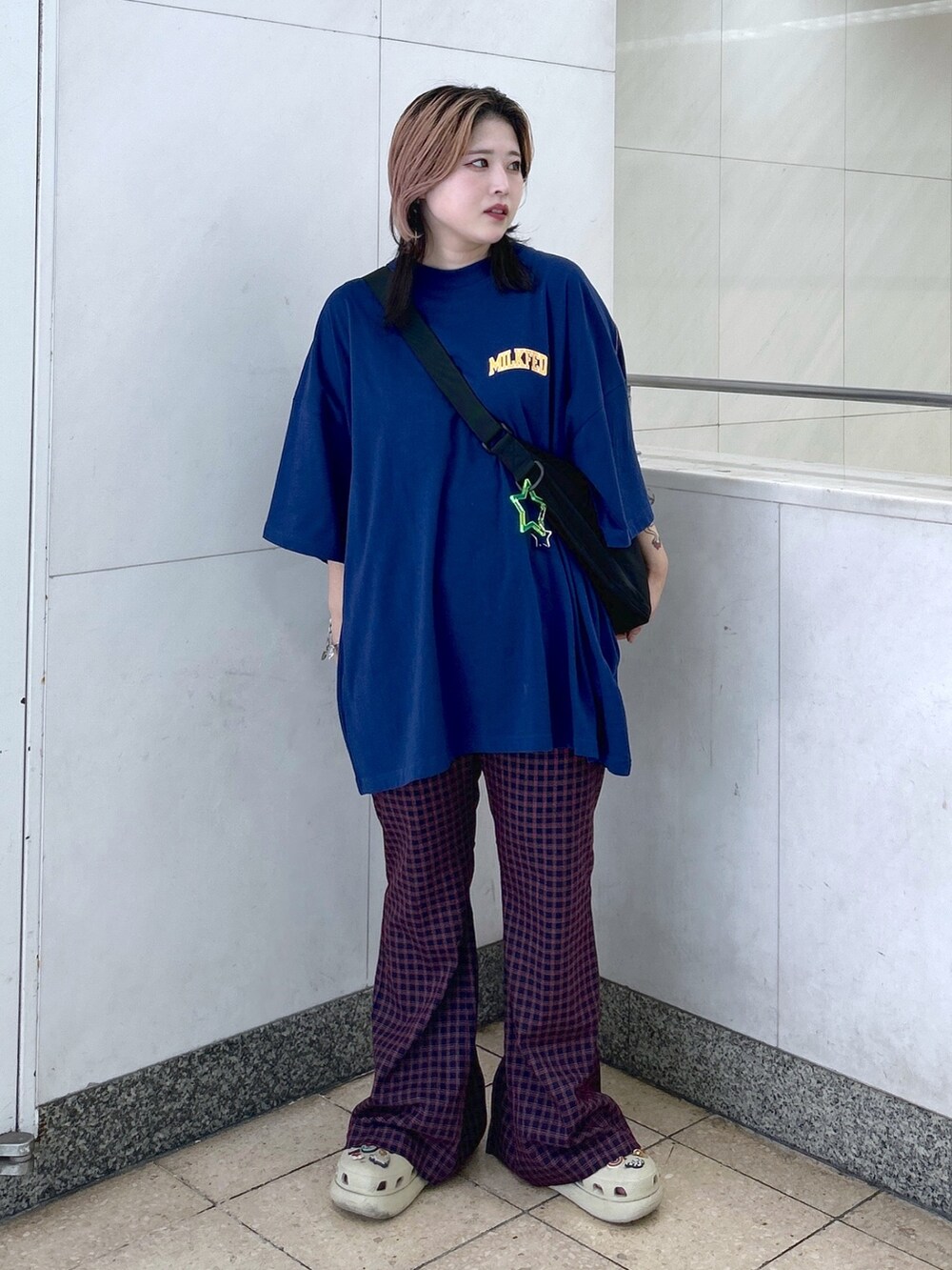 ブルー系のTシャツ/カットソー、ブルー系のその他パンツ、ベージュ系のサンダルを着用したレディースの夏コーディネートの3枚目の写真