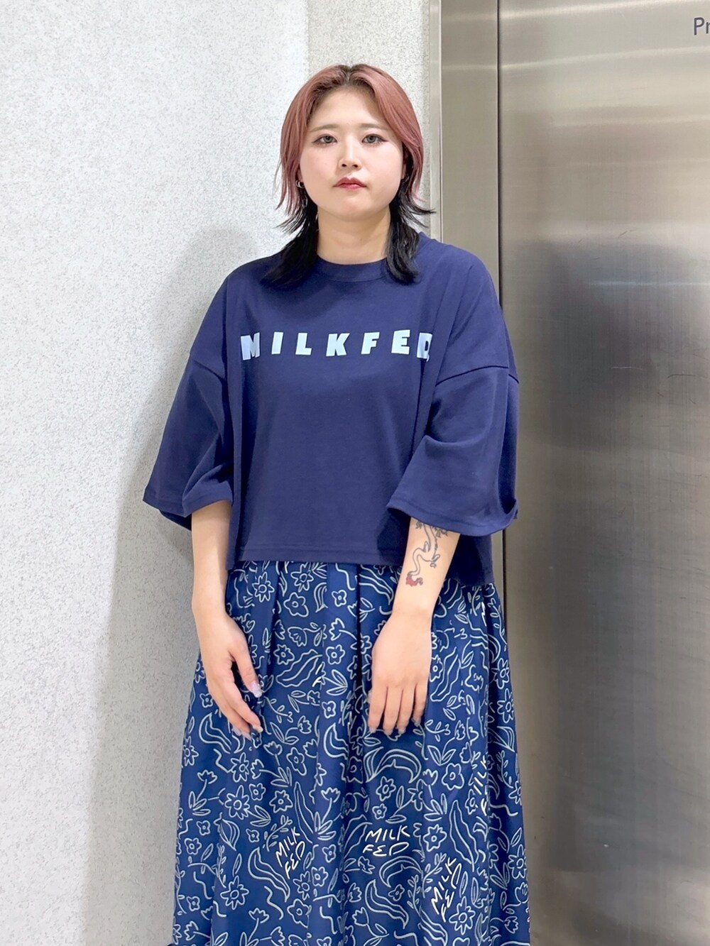 ブルー系のTシャツ/カットソー、ブルー系のワンピース、ホワイト系のショルダーバッグを着用したレディースの春コーディネートの6枚目の写真