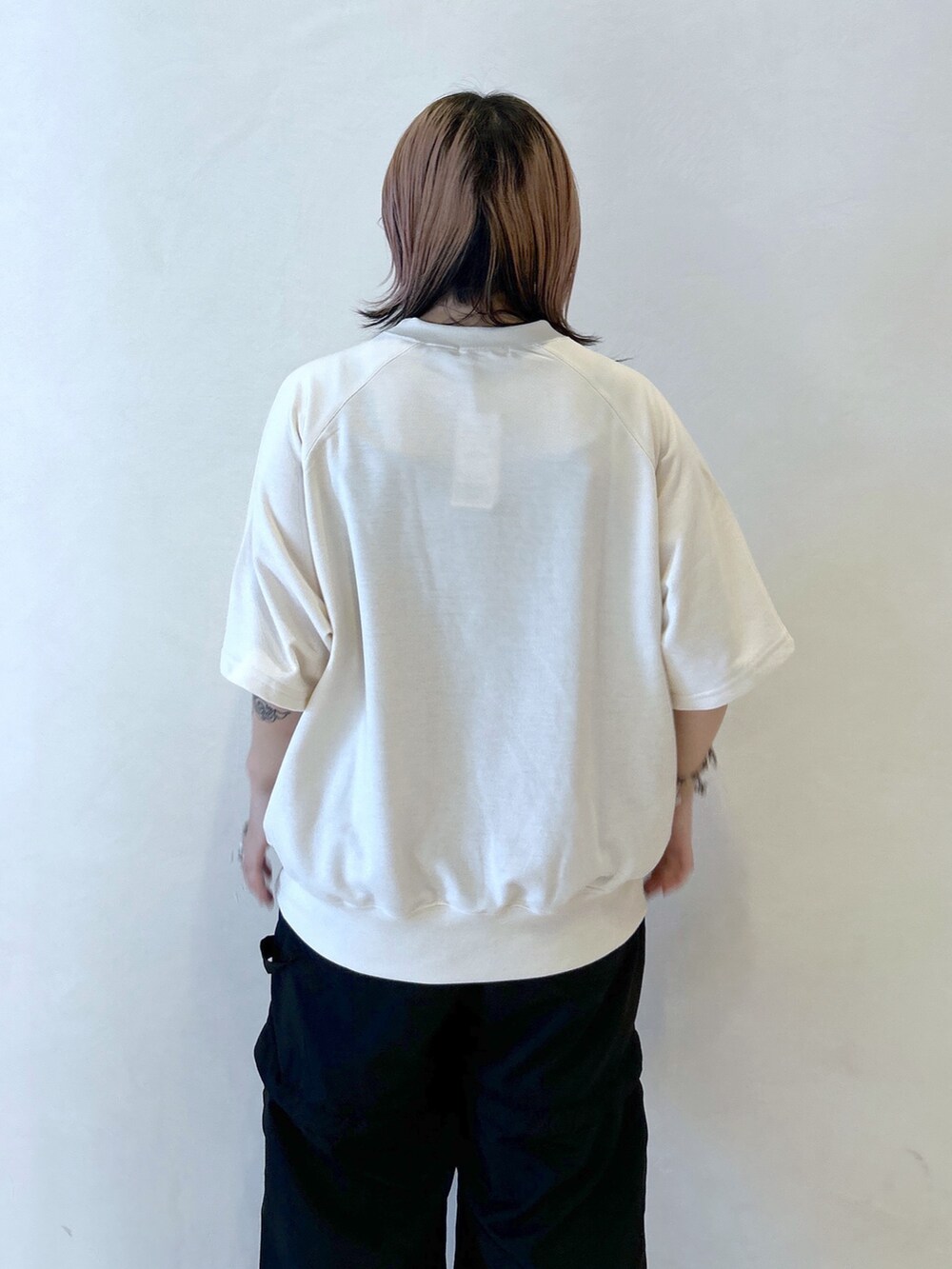 ブラック系のその他パンツ、ブラック系のブーツ、ホワイト系のTシャツ/カットソーを着用したレディースの夏コーディネートの8枚目の写真