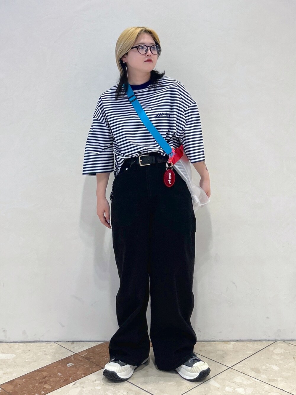 ブラック系のデニムパンツ、ホワイト系のショルダーバッグ、その他の水着を着用したレディースの春コーディネートの2枚目の写真