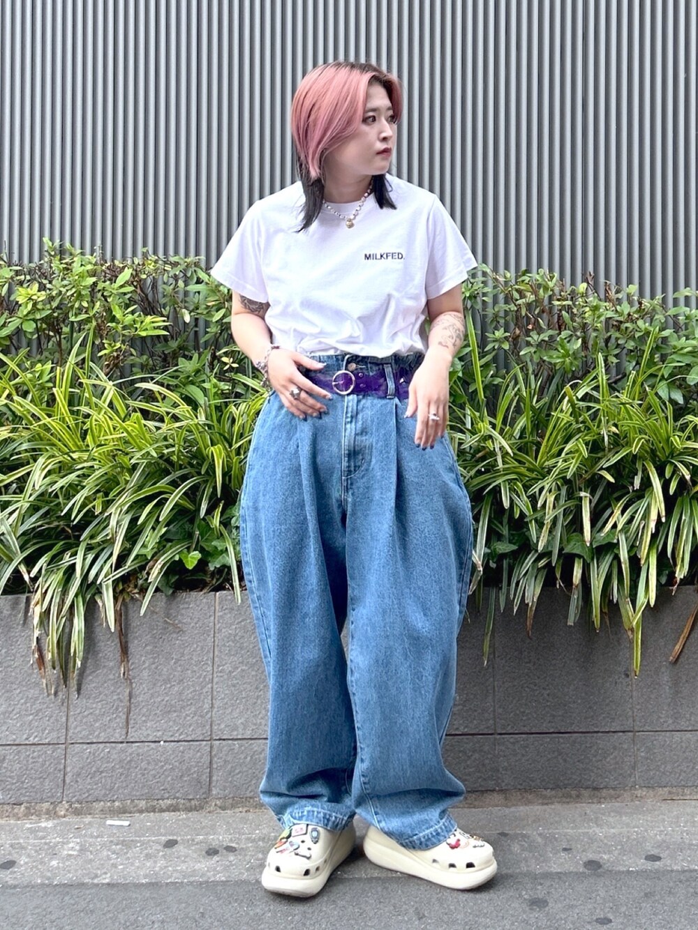 ブルー系のデニムパンツ、ホワイト系のTシャツ/カットソー、ベージュ系のサンダルを着用したレディースの夏コーディネートの2枚目の写真