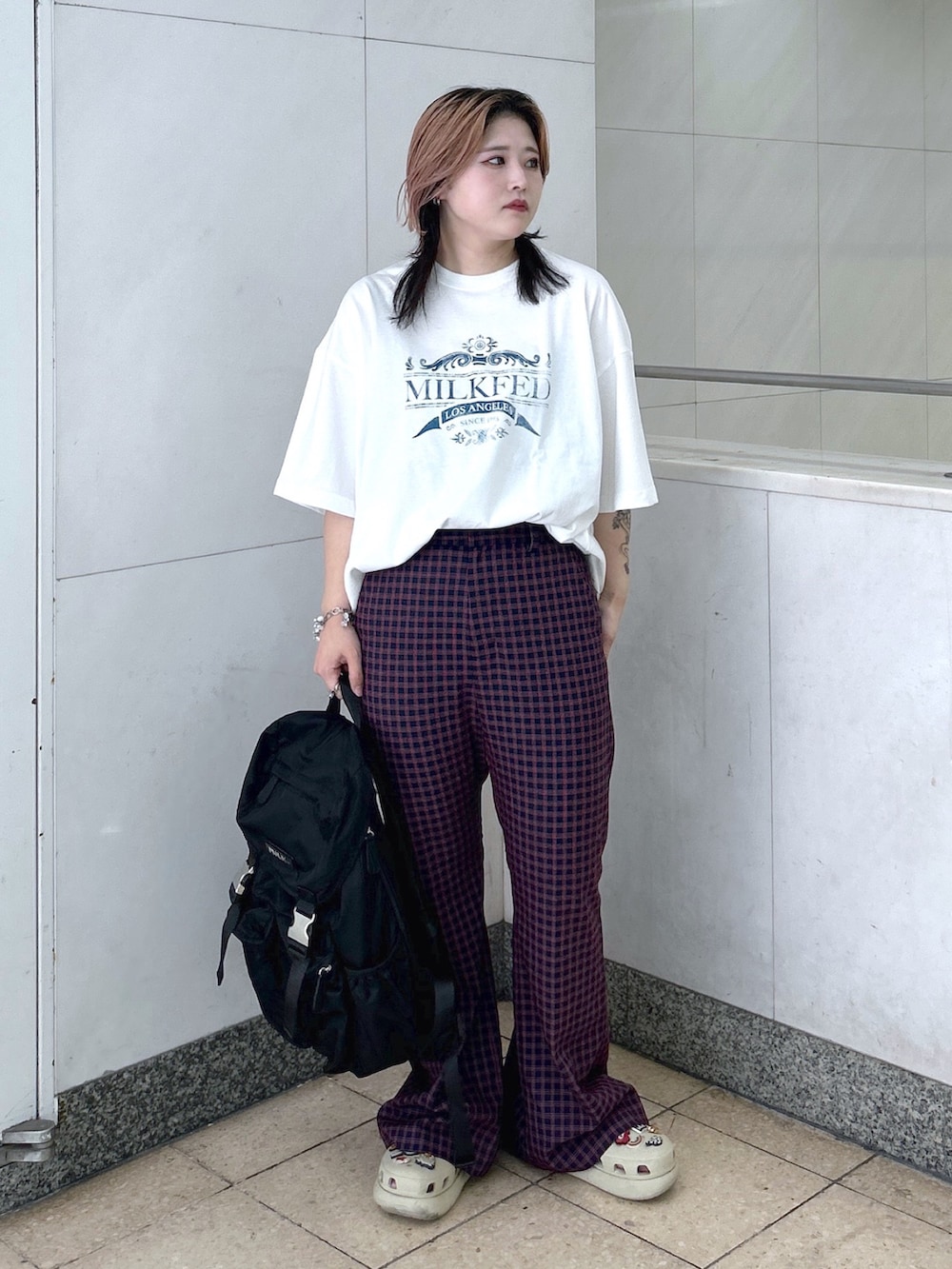 ホワイト系のTシャツ/カットソー、ブルー系のその他パンツ、ベージュ系のサンダルを着用したレディースの夏コーディネートの3枚目の写真