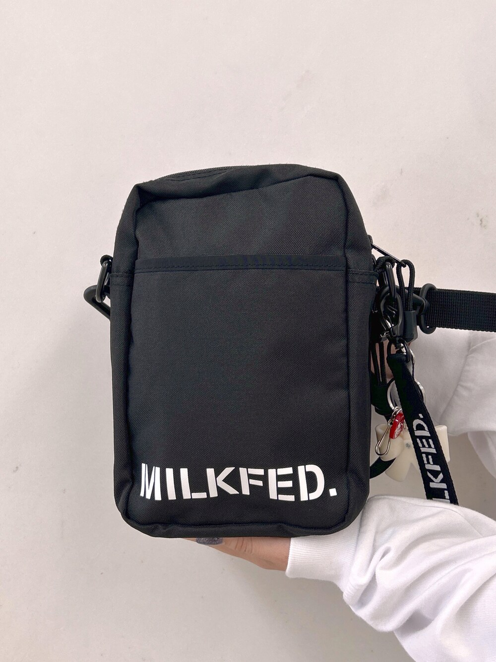 ホワイト系のTシャツ/カットソー、グリーン系のワンピース、ブラック系のショルダーバッグを着用したレディースの秋コーディネートの5枚目の写真