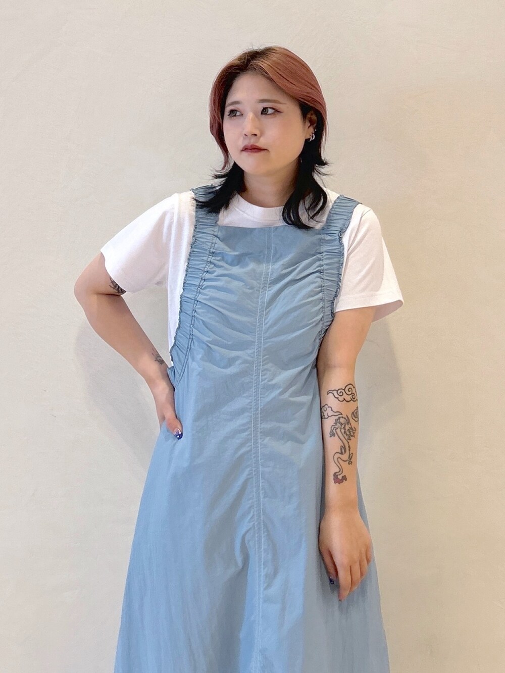 ピンク系のTシャツ/カットソー、ホワイト系のショルダーバッグ、ブルー系のワンピースを着用したレディースの夏コーディネートの5枚目の写真