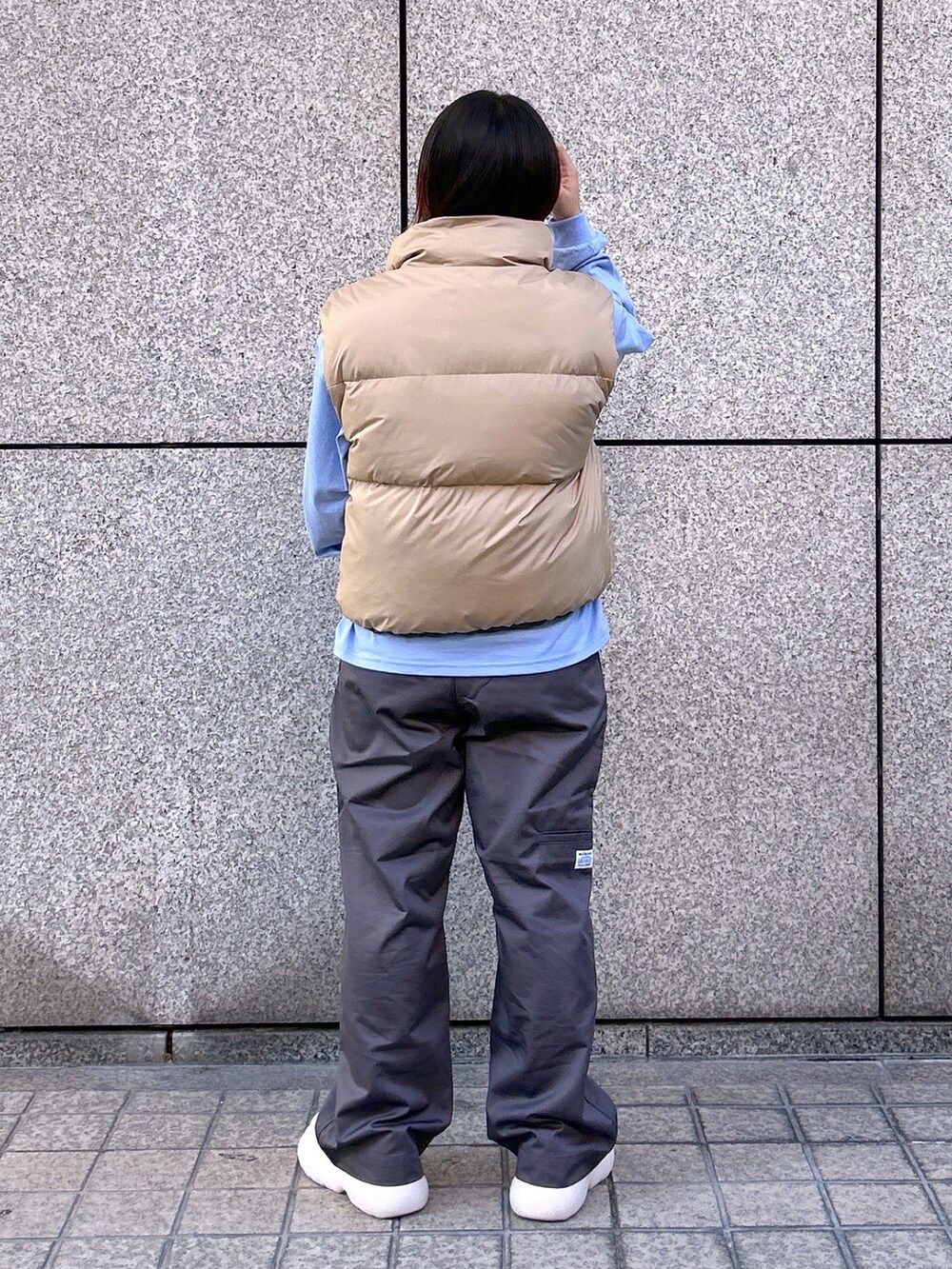 ベージュ系のダウンベスト、ブルー系のTシャツ/カットソー、グレー系のその他パンツを着用したレディースの夏コーディネートの4枚目の写真