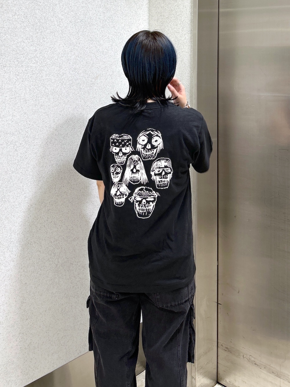 ブラック系のTシャツ/カットソー、ブラック系のカーゴパンツ、ベージュ系のショルダーバッグを着用したレディースの夏コーディネートの7枚目の写真