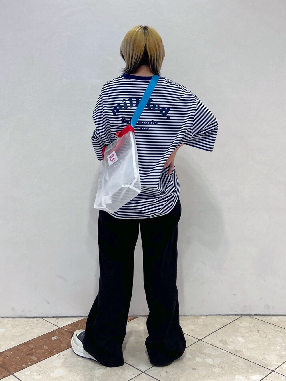 ブラック系のデニムパンツ、ホワイト系のショルダーバッグ、その他の水着を着用したレディースの春コーディネートの3枚目の写真