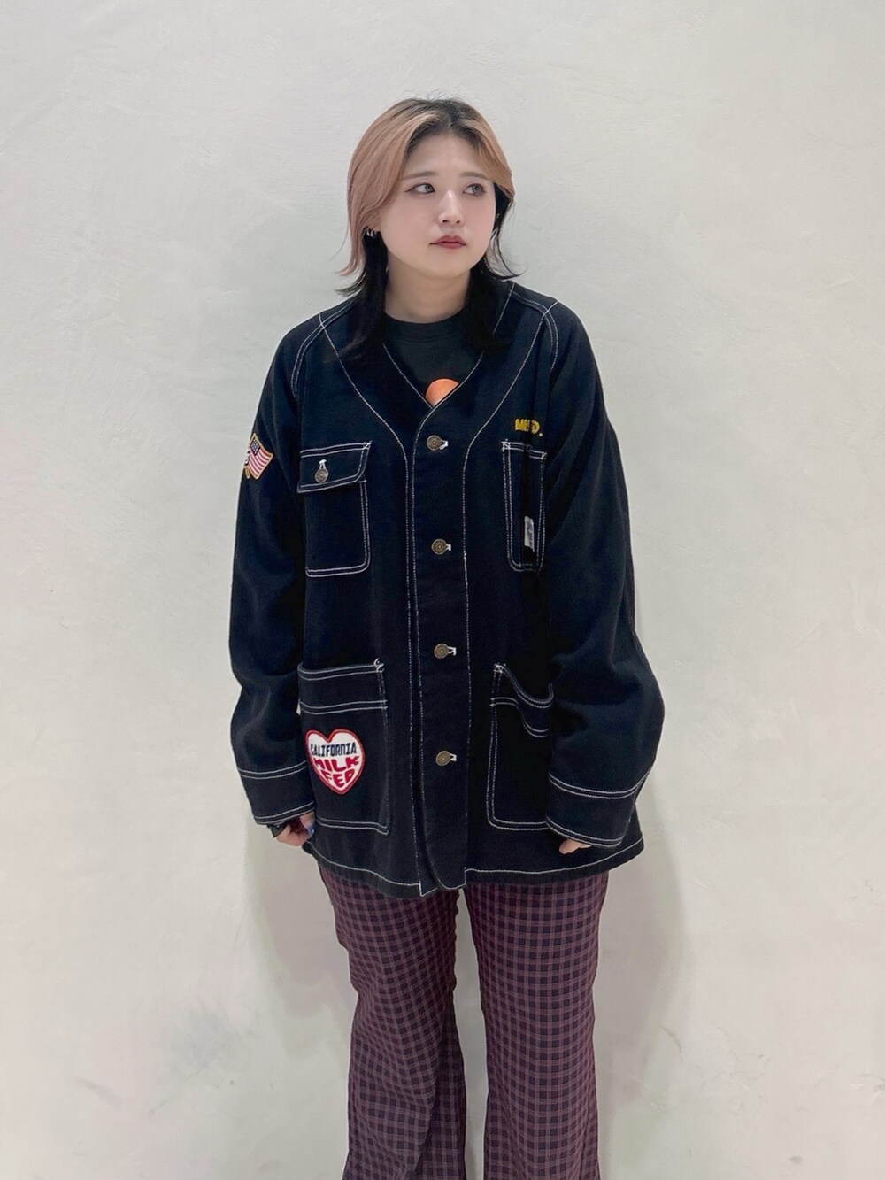 ブルー系のその他パンツ、ベージュ系のサンダル、グレー系のTシャツ/カットソーを着用したレディースの夏コーディネートの7枚目の写真