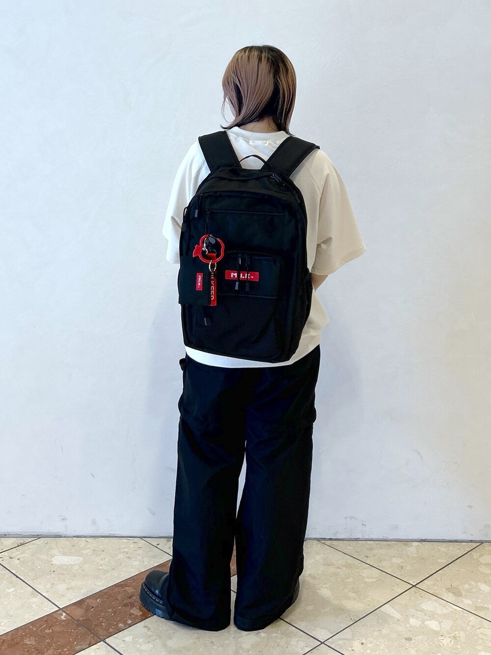 ブラック系のその他パンツ、ブラック系のブーツ、ホワイト系のTシャツ/カットソーを着用したレディースの夏コーディネートの6枚目の写真