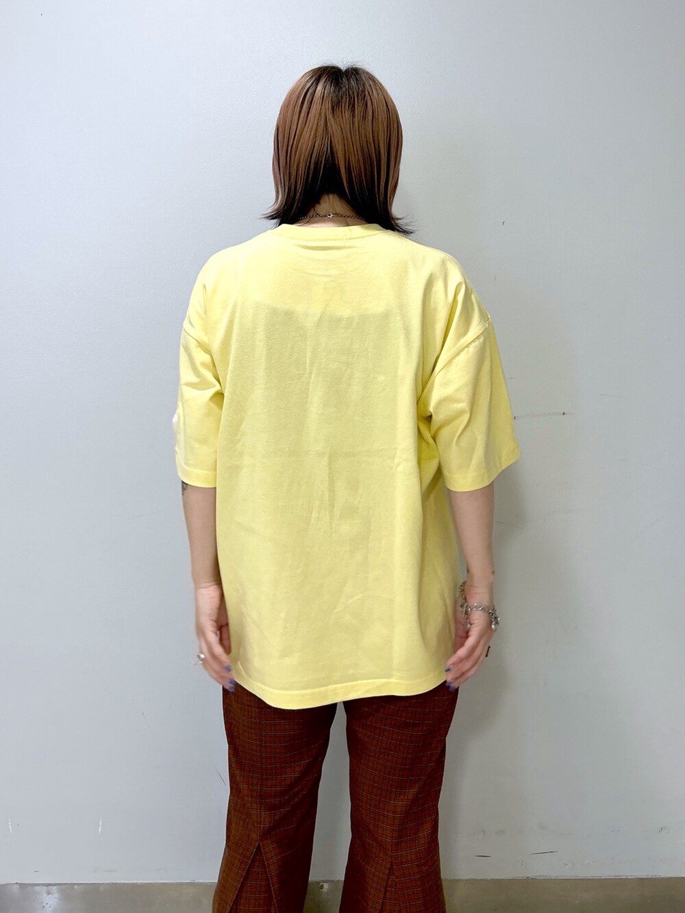 オレンジ系のその他パンツ、ブラウン系のショルダーバッグ、イエロー系のTシャツ/カットソーを着用したレディースの夏コーディネートの6枚目の写真