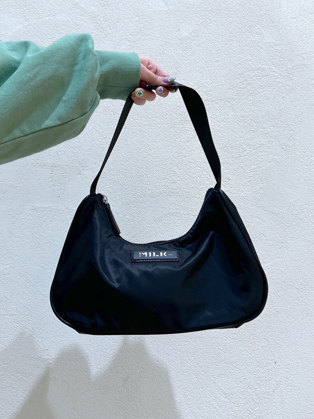 ブルー系のシャツ/ブラウス、グリーン系のワンピース、ブラック系のハンドバッグを着用したレディースの冬コーディネートの7枚目の写真