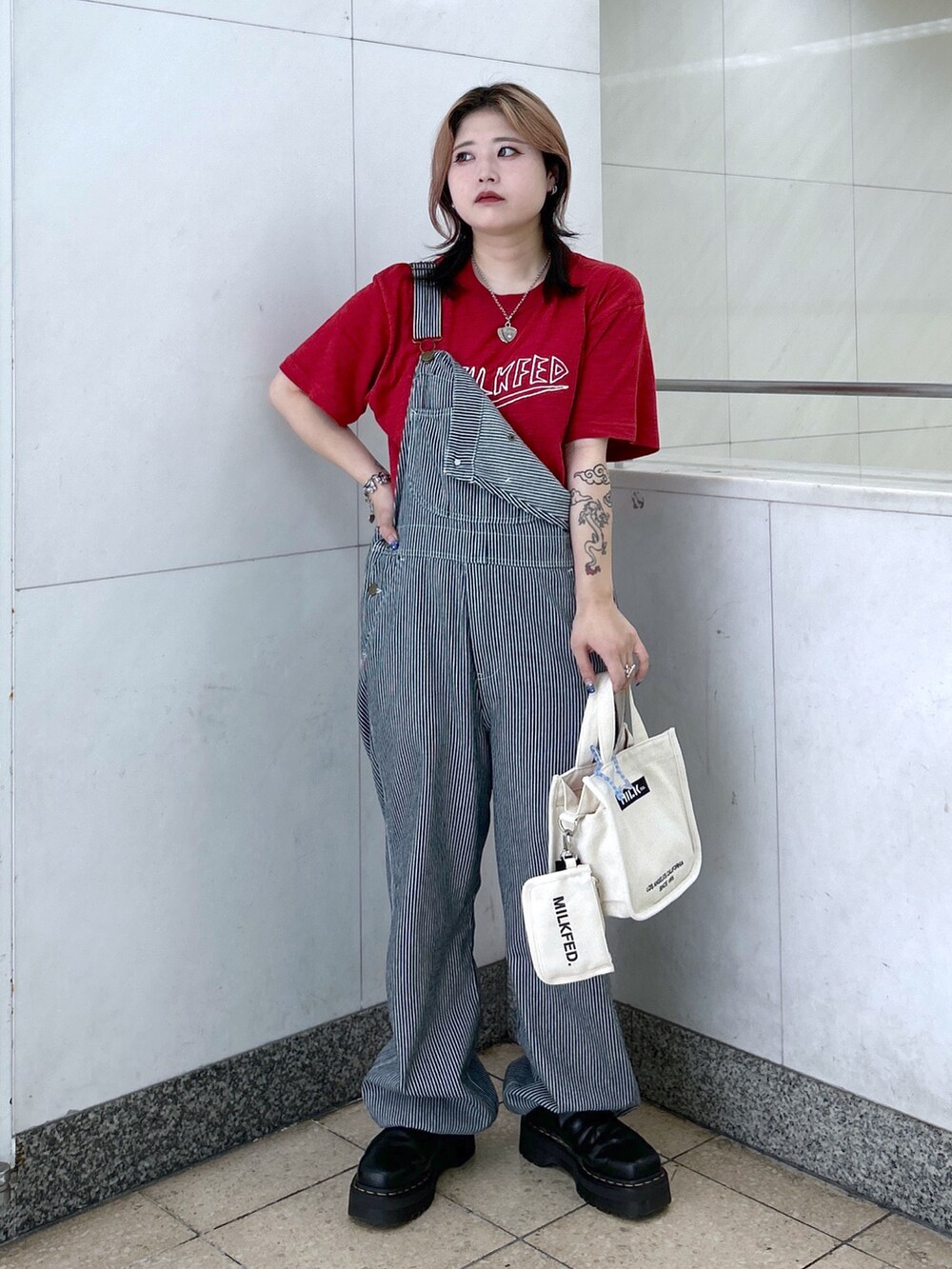 その他のサロペット/オーバーオール、ホワイト系のショルダーバッグ、レッド系のTシャツ/カットソーを着用したレディースの夏コーディネートの3枚目の写真