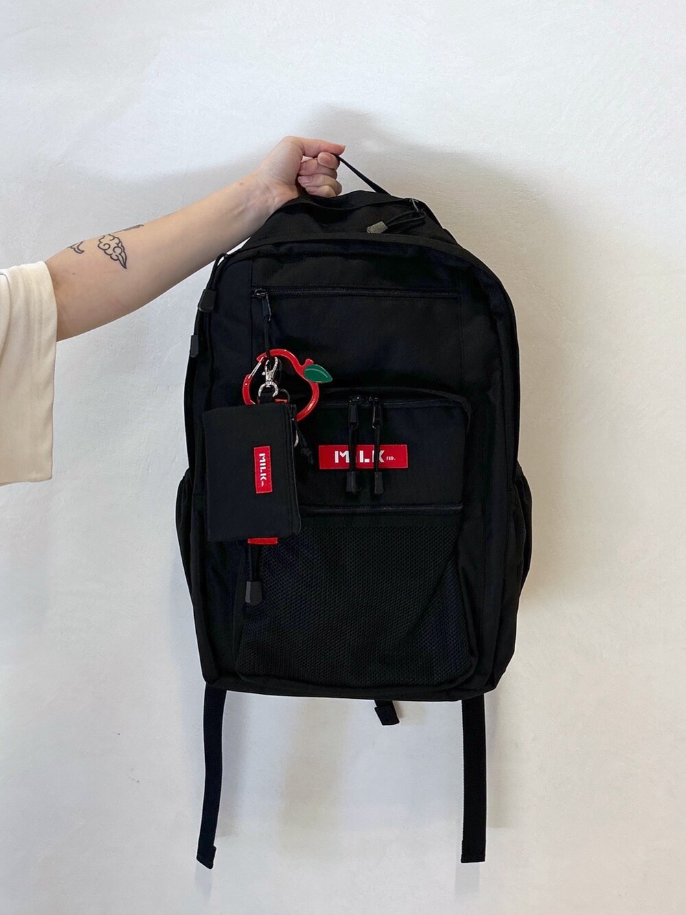 ブラック系のその他パンツ、ブラック系のブーツ、ホワイト系のTシャツ/カットソーを着用したレディースの夏コーディネートの9枚目の写真