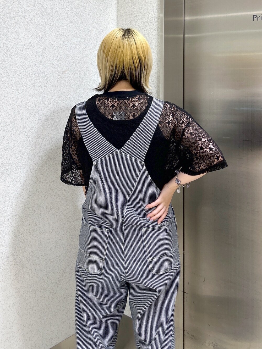 ホワイト系のショルダーバッグ、ブラック系のタンクトップ、ブラック系のTシャツ/カットソーを着用したレディースの春コーディネートの5枚目の写真