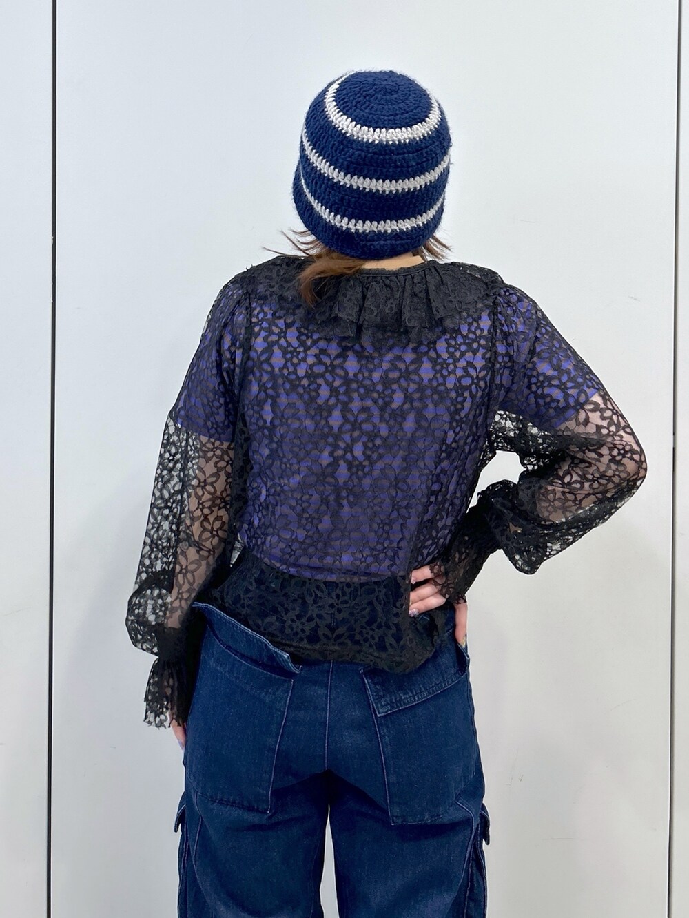 パープル系のTシャツ/カットソー、ブラック系のシャツ/ブラウス、ブラック系のブーツを着用したレディースの春コーディネートの6枚目の写真