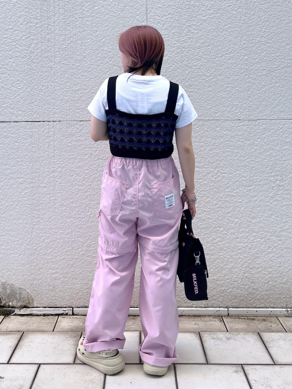 ホワイト系のTシャツ/カットソー、ブラック系のキャミソール、ピンク系のその他パンツを着用したレディースの春コーディネートの4枚目の写真