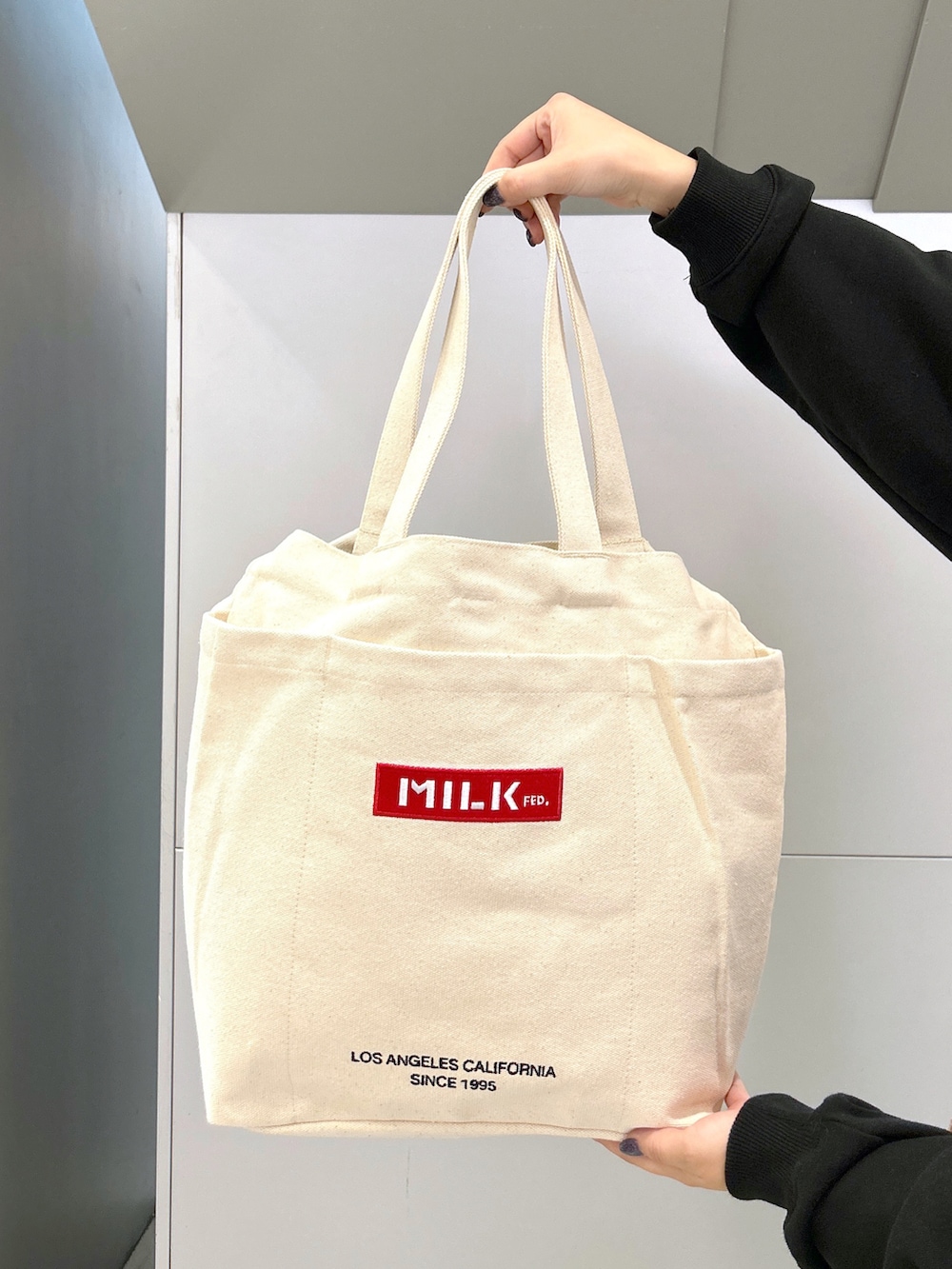 ブラウン系のベスト、ブラック系のTシャツ/カットソー、その他のトートバッグを着用したレディースの秋コーディネートの5枚目の写真