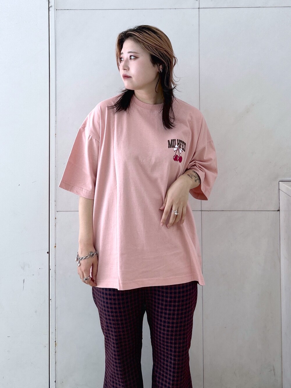 ピンク系のTシャツ/カットソー、ブルー系のその他パンツ、ベージュ系のサンダルを着用したレディースの夏コーディネートの4枚目の写真