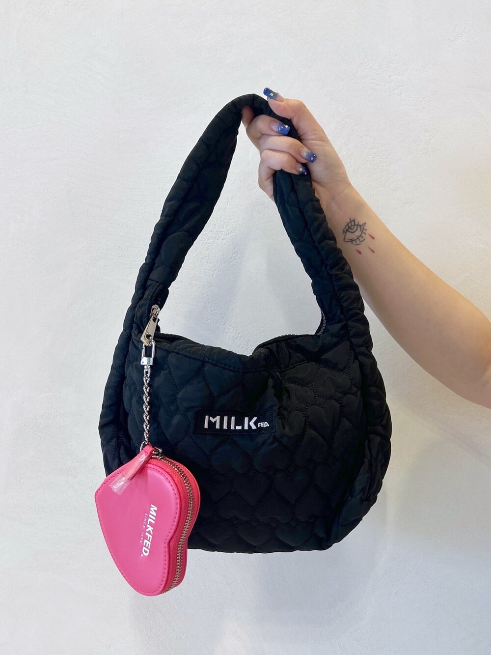 ブラック系のサロペット/オーバーオール、グレー系のTシャツ/カットソー、ベージュ系のサンダルを着用したレディースの夏コーディネートの7枚目の写真