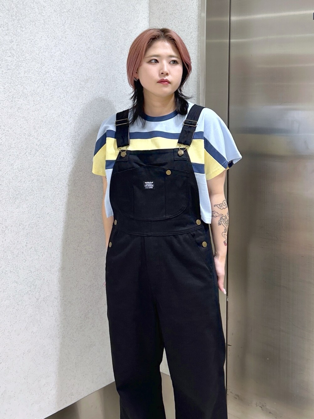 ブラック系のサロペット/オーバーオール、ブラック系のショルダーバッグ、ベージュ系のサンダルを着用したレディースの夏コーディネートの5枚目の写真