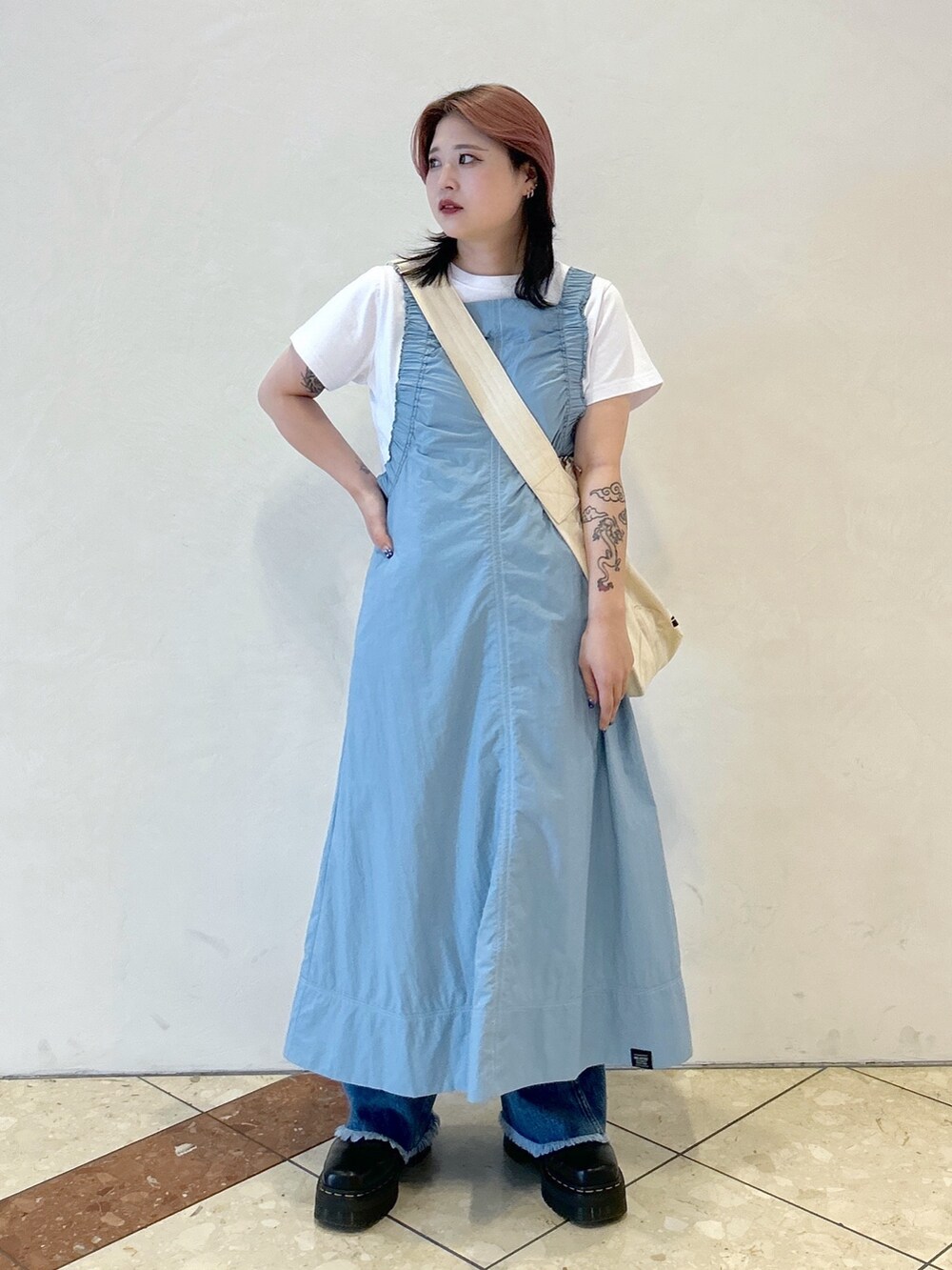 ピンク系のTシャツ/カットソー、ホワイト系のショルダーバッグ、ブルー系のワンピースを着用したレディースの夏コーディネートの3枚目の写真