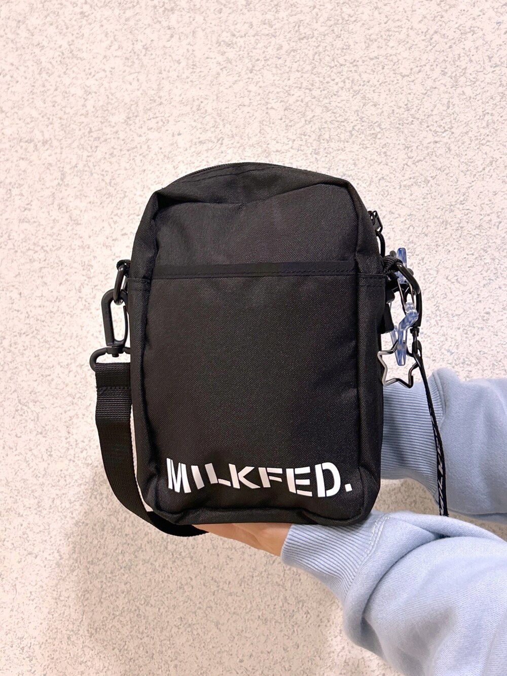 ブルー系のパーカー、ブラック系のショルダーバッグ、グレー系のその他パンツを着用したレディースの夏コーディネートの5枚目の写真