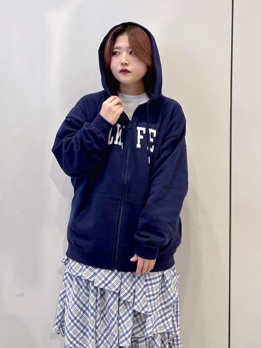 ブルー系のパーカー、ブルー系のスカート、ホワイト系のTシャツ/カットソーを着用したレディースの冬コーディネートの6枚目の写真