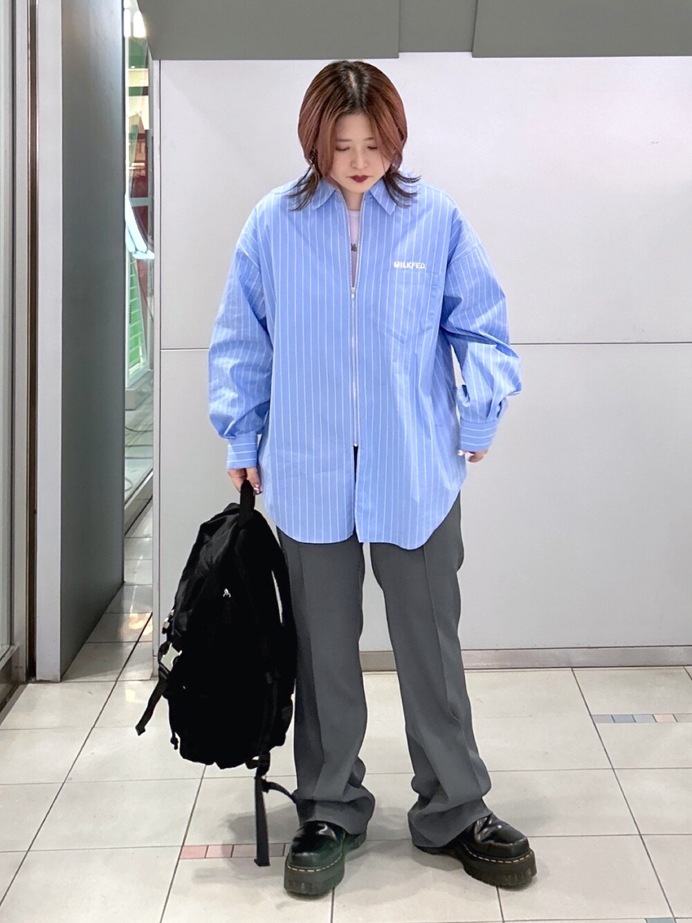 グレー系のその他パンツ、ブルー系のシャツ/ブラウス、パープル系のTシャツ/カットソーを着用したレディースの冬コーディネートの2枚目の写真