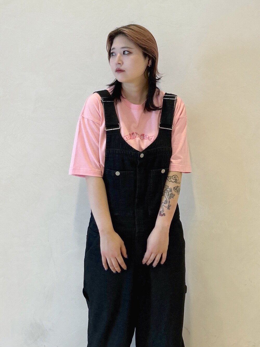 ピンク系のTシャツ/カットソー、ブラック系のショルダーバッグ、ブラック系のサロペット/オーバーオールを着用したレディースの夏コーディネートの7枚目の写真