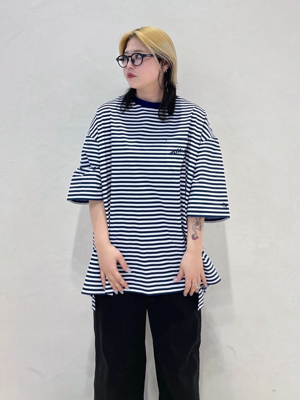 ブラック系のデニムパンツ、ホワイト系のショルダーバッグ、その他の水着を着用したレディースの春コーディネートの4枚目の写真