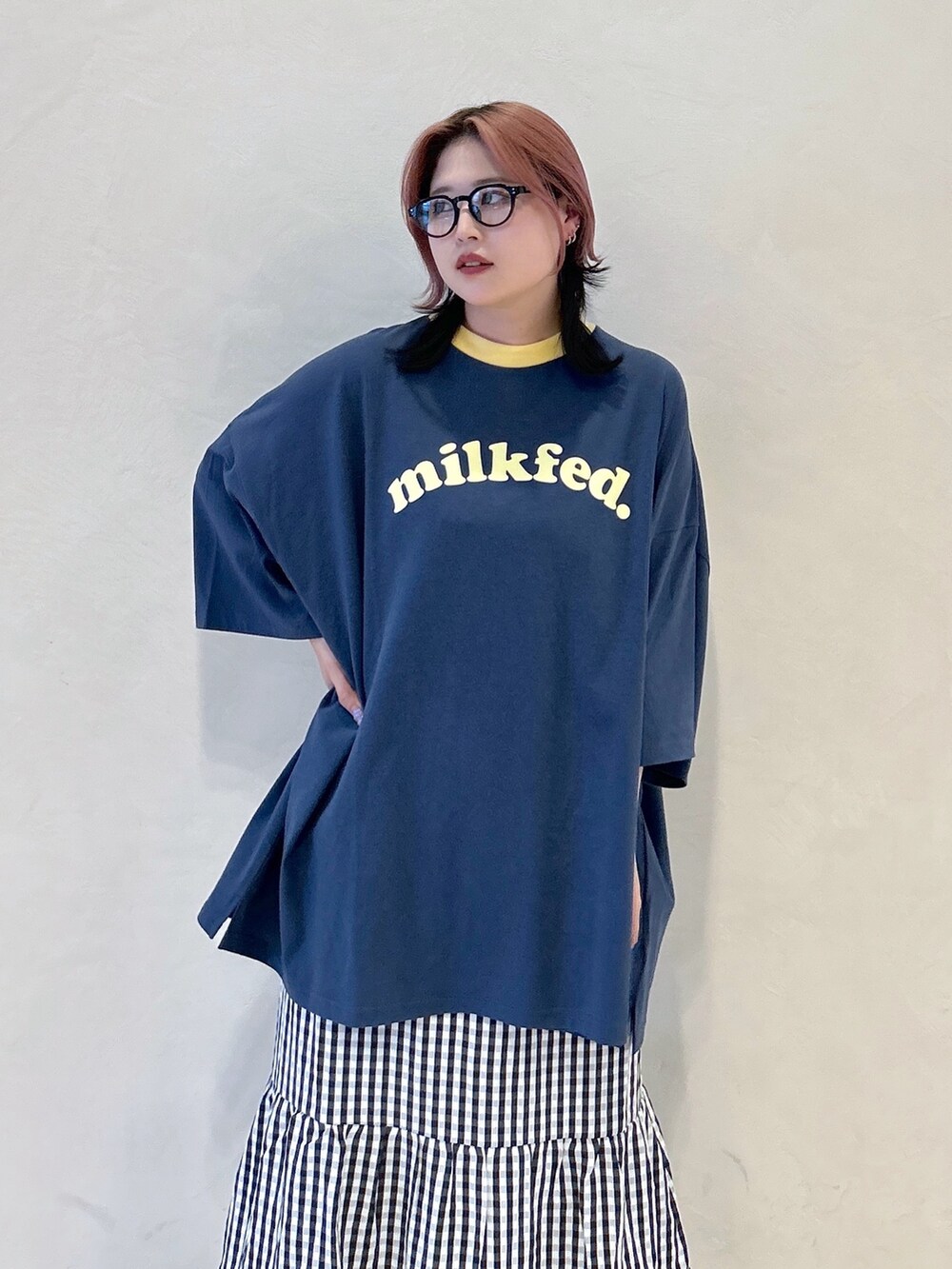 ブルー系のTシャツ/カットソー、ブルー系のショルダーバッグ、ブラック系のワンピースを着用したレディースの夏コーディネートの6枚目の写真