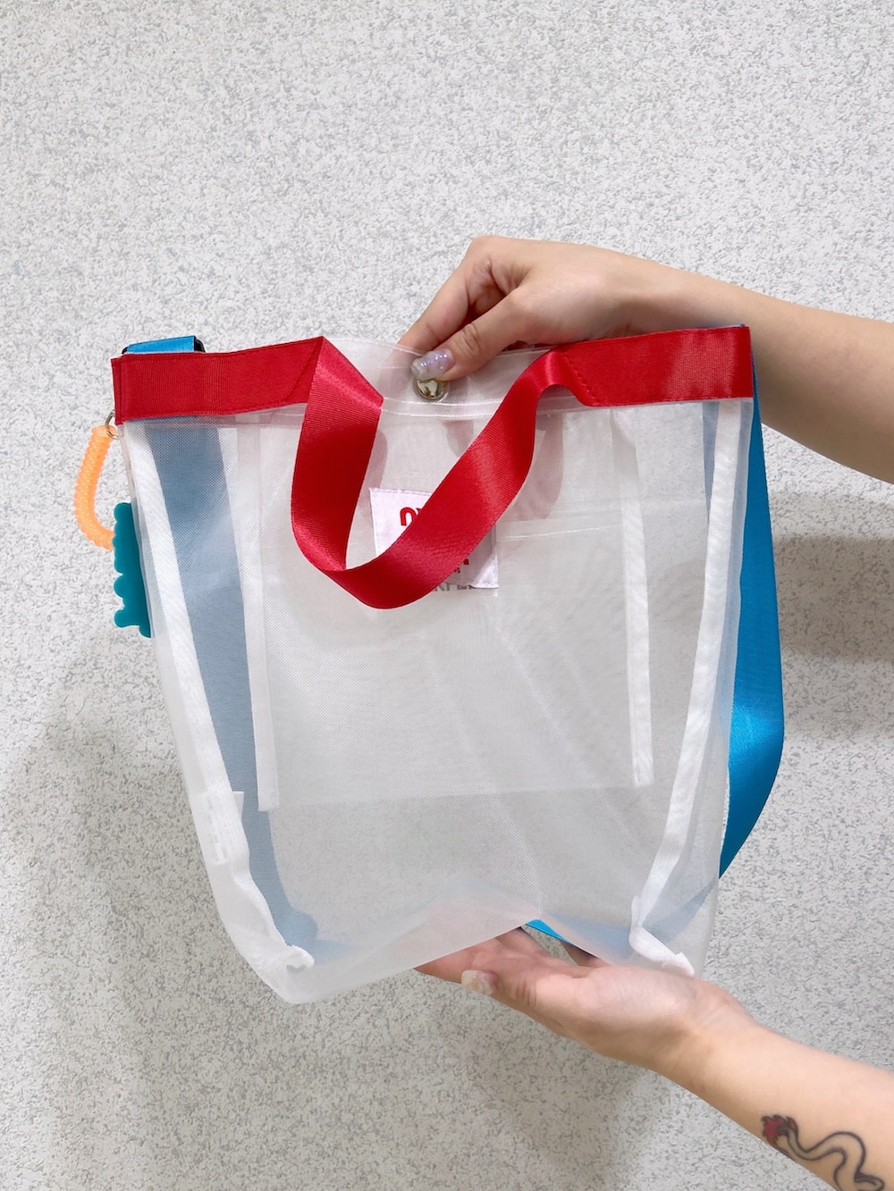 ホワイト系のTシャツ/カットソー、ブルー系のデニムスカート、ホワイト系のショルダーバッグを着用したレディースの春コーディネートの6枚目の写真