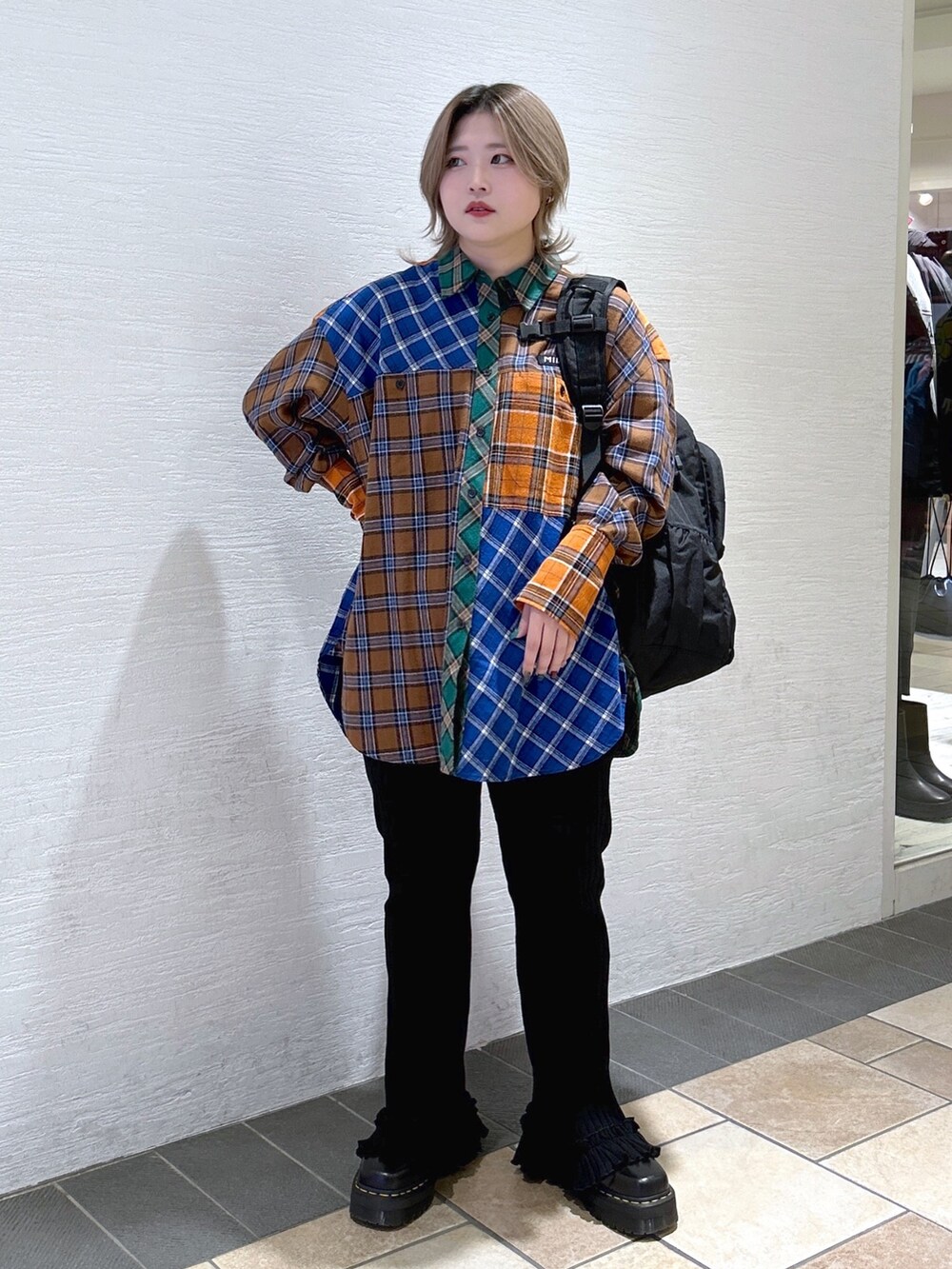 ブラウン系のシャツ/ブラウス、ブラック系のその他パンツ、ブラック系のブーツを着用したレディースの冬コーディネートの2枚目の写真