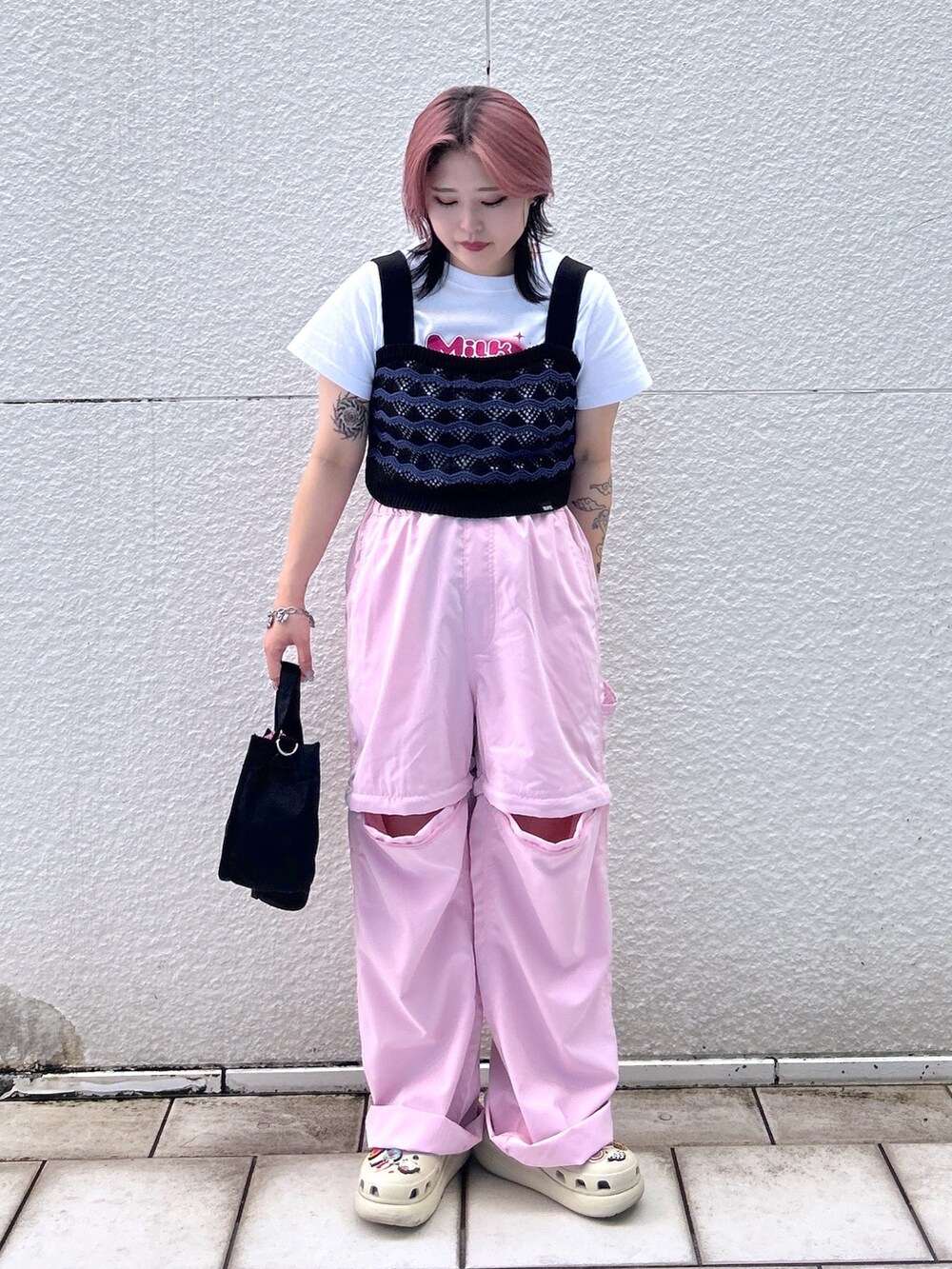 ホワイト系のTシャツ/カットソー、ブラック系のキャミソール、ピンク系のその他パンツを着用したレディースの春コーディネートの2枚目の写真