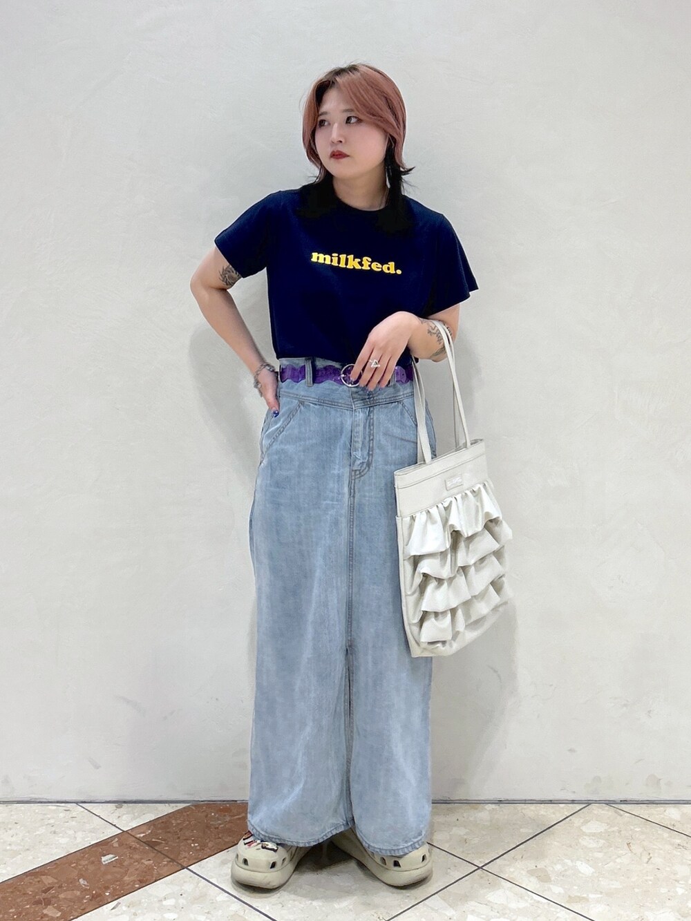 ブルー系のTシャツ/カットソー、ブルー系のデニムスカート、ホワイト系のトートバッグを着用したレディースの夏コーディネートの3枚目の写真