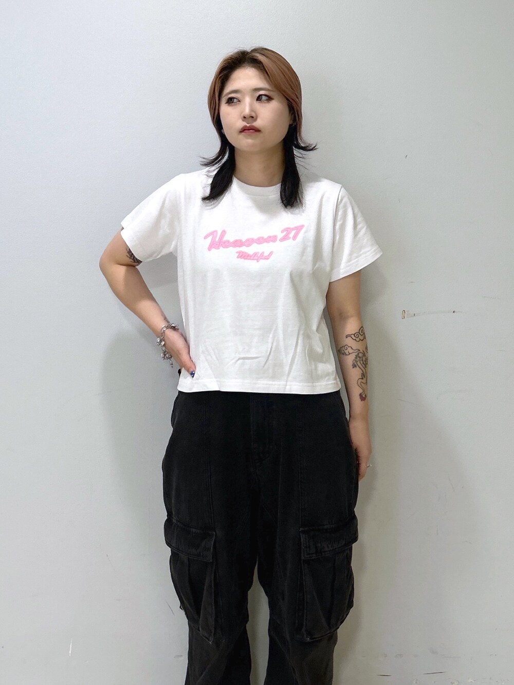 ベージュ系のサンダル、グリーン系のバックパック/リュック、ホワイト系のTシャツ/カットソーを着用したレディースの夏コーディネートの7枚目の写真