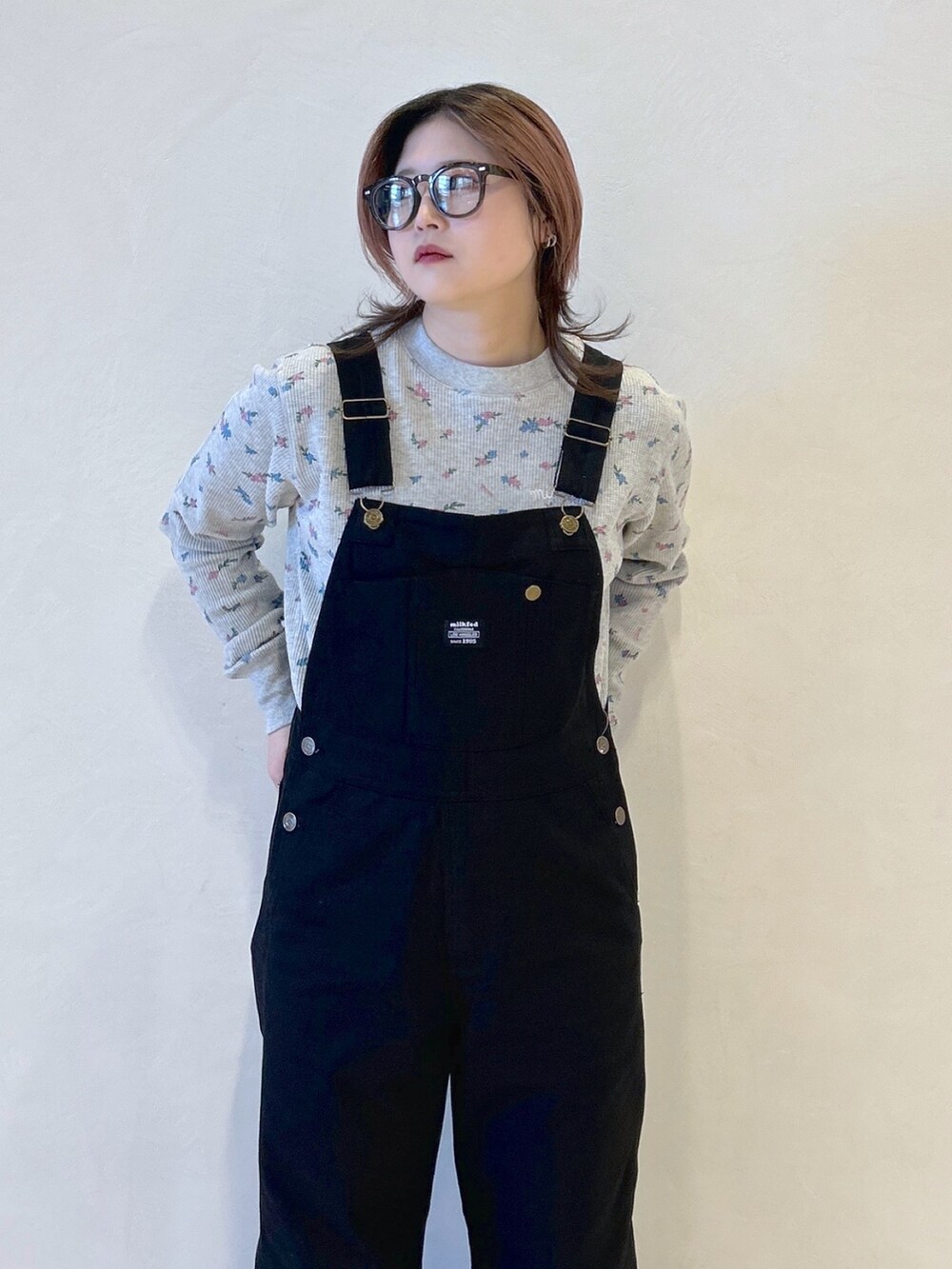 グレー系のTシャツ/カットソー、ブラック系のサロペット/オーバーオール、パープル系のトートバッグを着用したレディースの春コーディネートの7枚目の写真