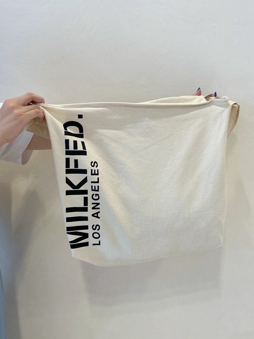 ピンク系のTシャツ/カットソー、ホワイト系のショルダーバッグ、ブルー系のワンピースを着用したレディースの夏コーディネートの7枚目の写真