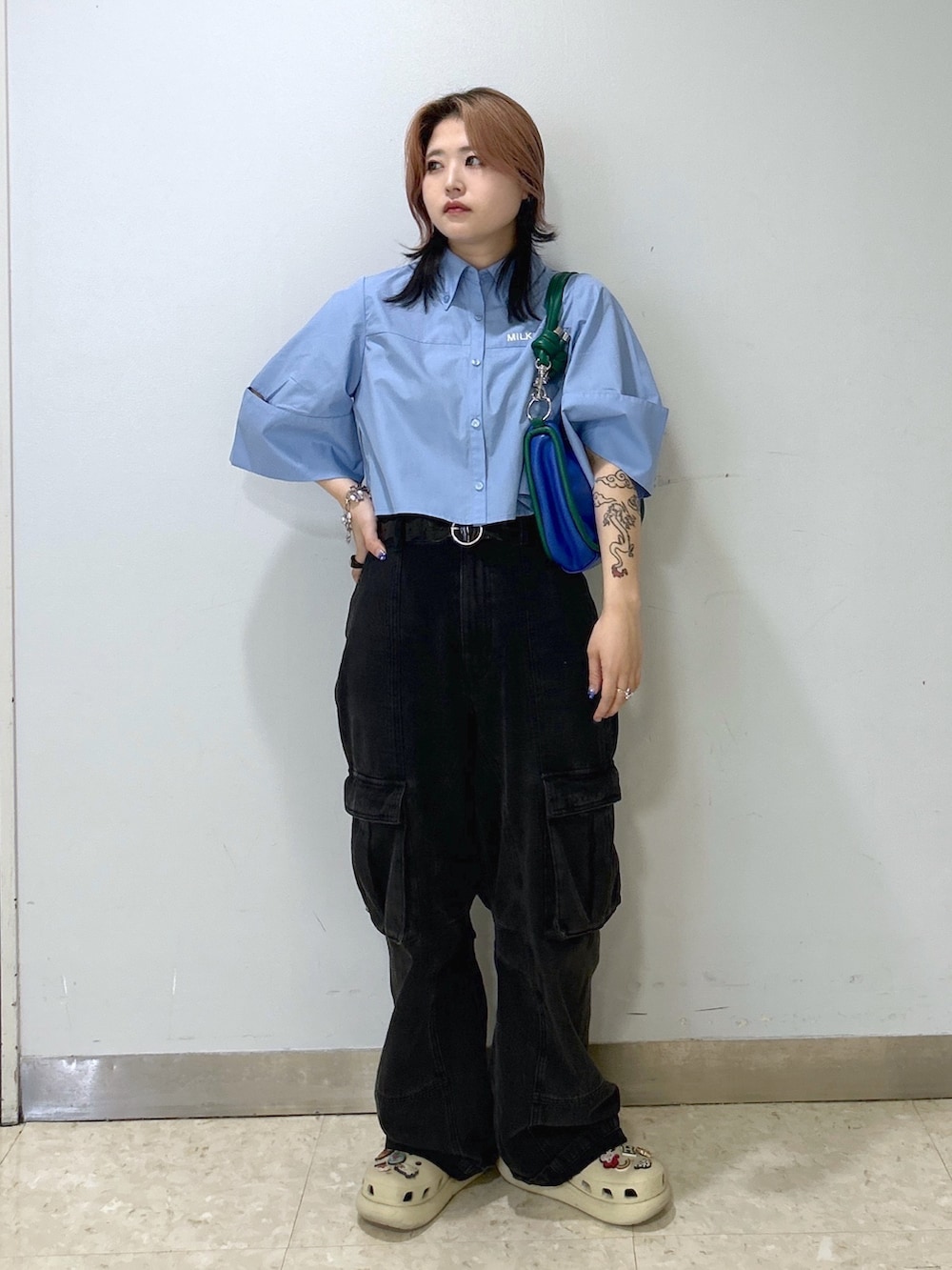 ブルー系のショルダーバッグ、ベージュ系のサンダル、ブルー系のシャツ/ブラウスを着用したレディースの夏コーディネートの3枚目の写真