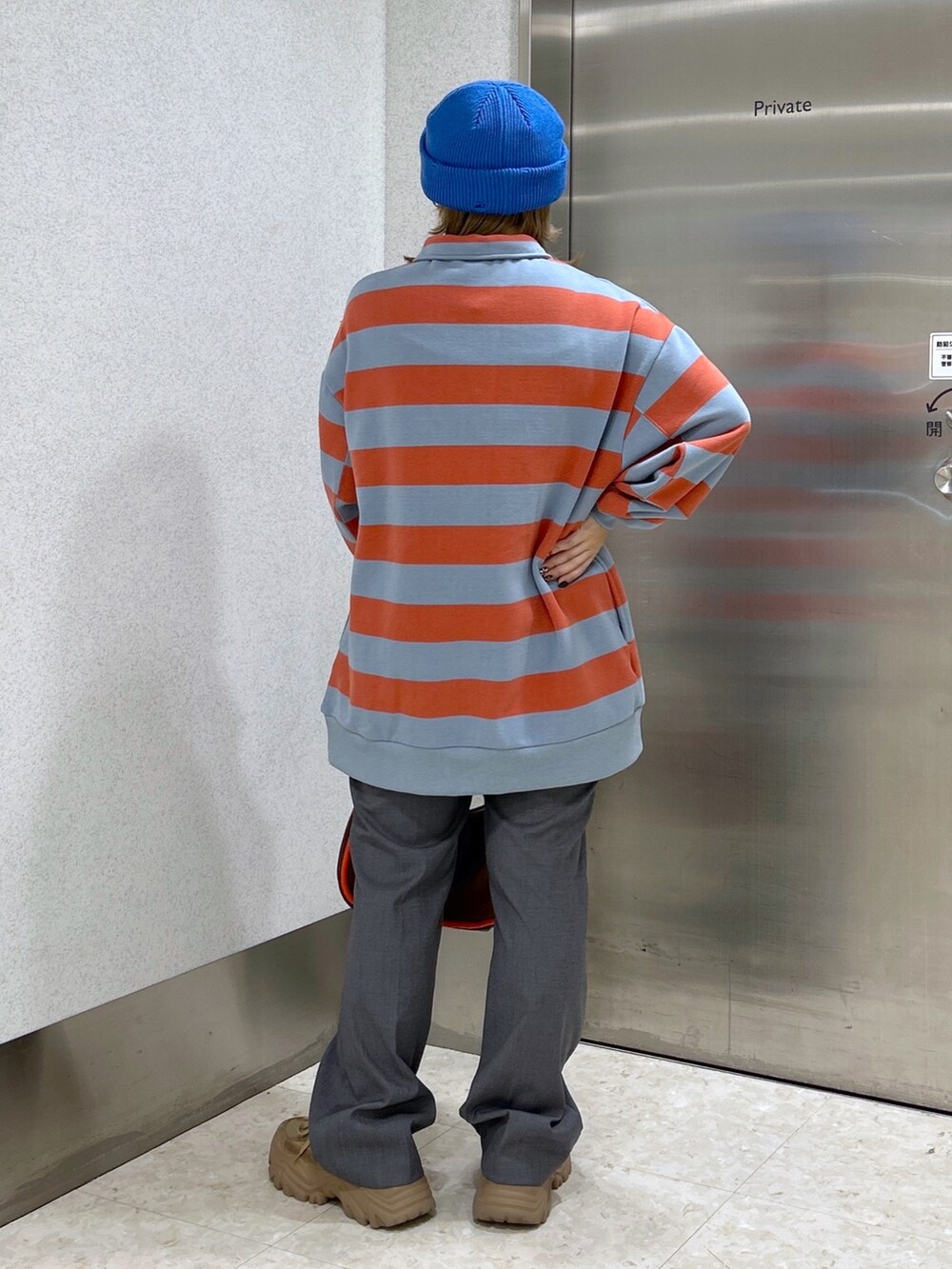 「秋冬コーデ、ボーダートップス、ハーフジップスウェット、ワンピース、フレアパンツ、ハイネックトップス、スウェットワンピース、厚底シューズ、レザーバッグ、ショルダーバッグ、ニットキャップ、ビーニー、低身長コーデ、MILKFED.」｜「MILKFED.のBAR LOGO CRASH KNIT CAP（ニットキャップ/ビーニー、ブルー系）」を使った、もみじさん（レディース・152cm）の秋コーディネートの3枚目の写真