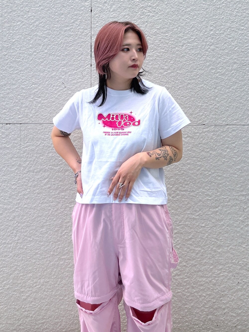 ホワイト系のTシャツ/カットソー、ピンク系のショルダーバッグ、ピンク系のその他パンツを着用したレディースの夏コーディネートの5枚目の写真