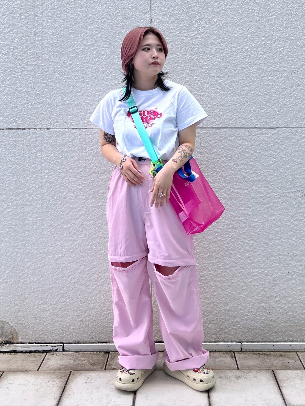 ホワイト系のTシャツ/カットソー、ピンク系のショルダーバッグ、ピンク系のその他パンツを着用したレディースの夏コーディネートの2枚目の写真
