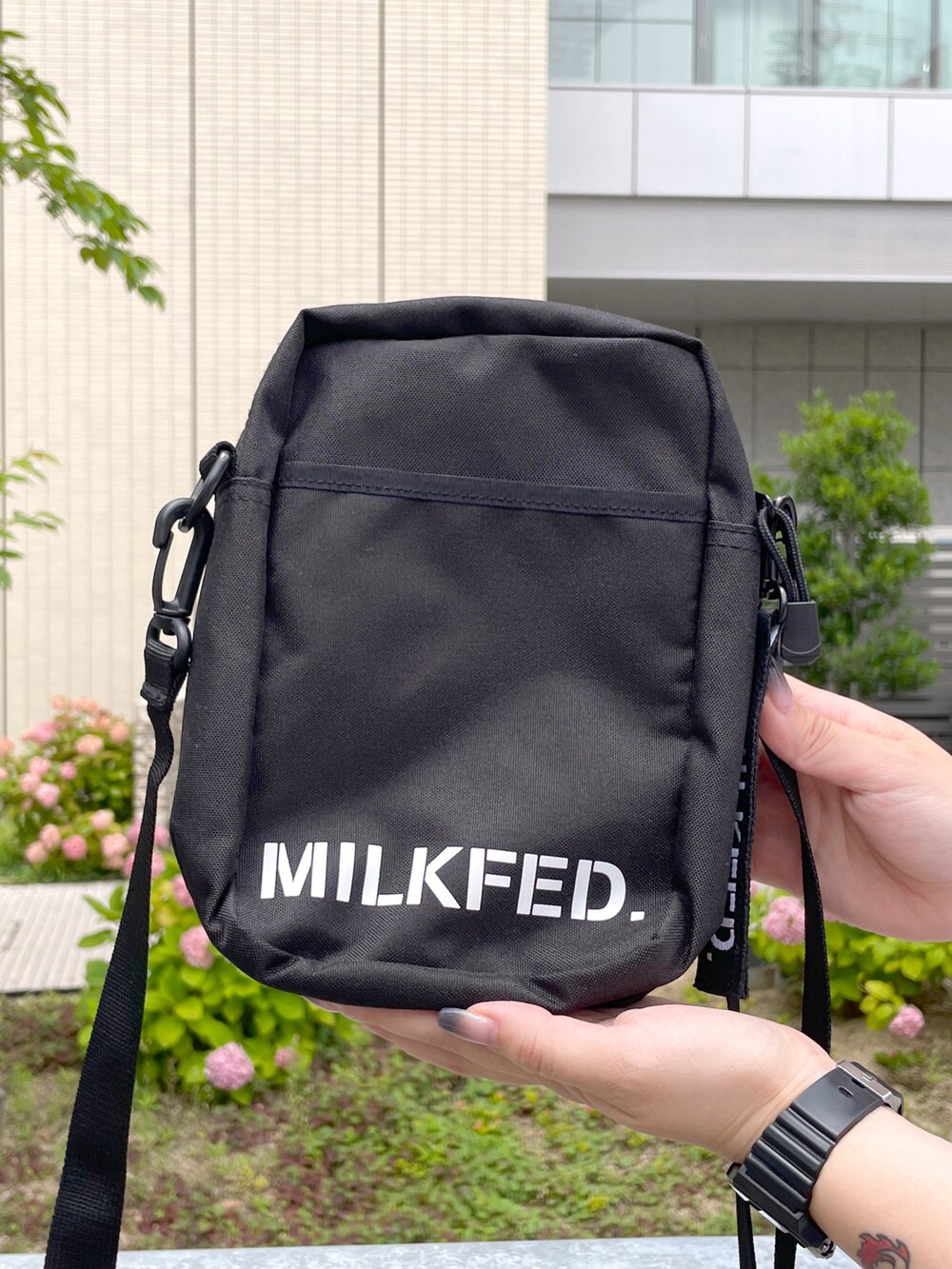 パープル系のシャツ/ブラウス、ホワイト系のTシャツ/カットソー、ブルー系のデニムパンツを着用したレディースの夏コーディネートの5枚目の写真